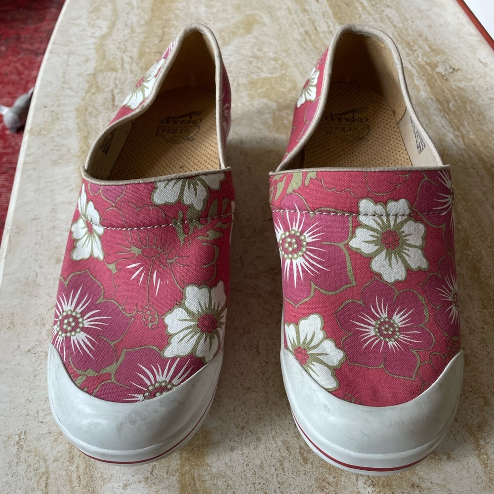 Dansko Vegan Volley Clogs Shoes Red Floral Slip On Wedge